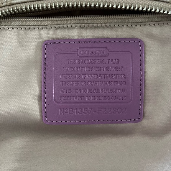 Like new condition Coach Kristen kisslock purse - Picture 3 of 8